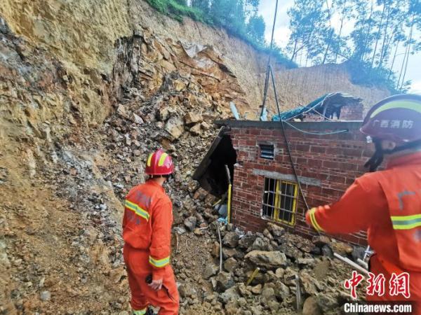 广西藤县发生山体滑坡一民房倒塌 致2人遇难