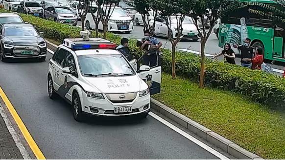 画面暖心！深圳民警抱起3岁孩子马路上飞奔，这一幕让网友排队点赞！