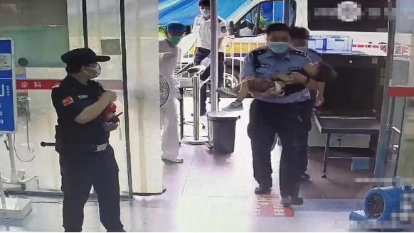 画面暖心！深圳民警抱起3岁孩子马路上飞奔，这一幕让网友排队点赞！