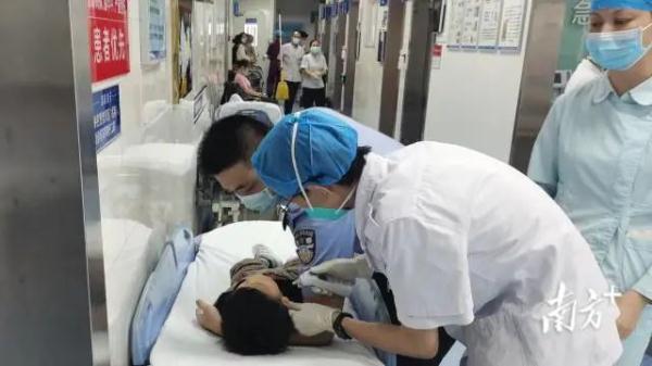 深圳3岁男童抽搐晕倒，这段急速救援火了