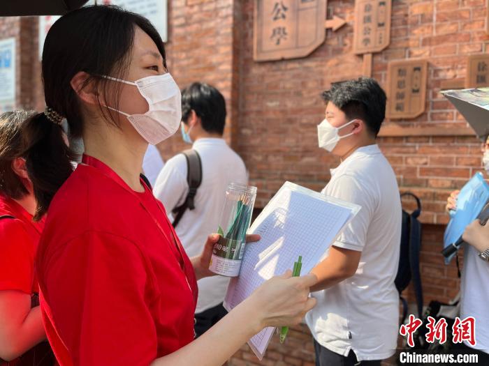 上海高考小暑日开考：5万多名考生顶热浪进考场 老师、家长场外助力