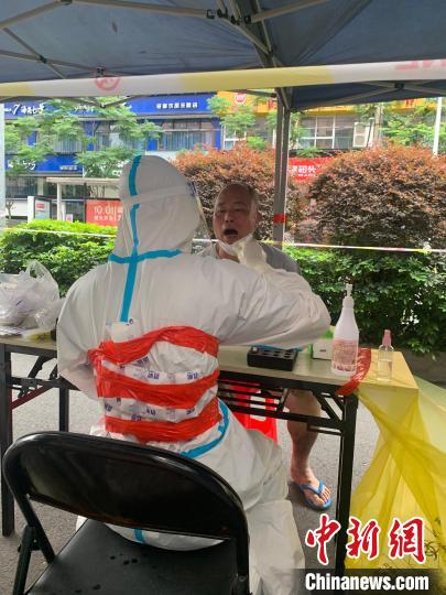 “大白”腰部绑着冰袋防暑降温。　霞浦县融媒体中心 供图