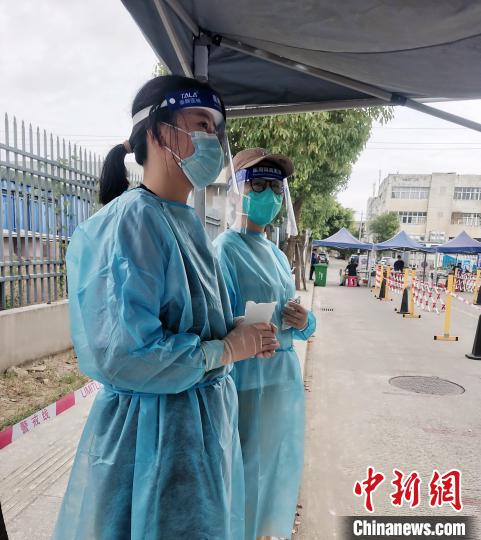 霞浦县松山街道利用冰袋为工作人员降暑。　霞浦县融媒体中心 供图