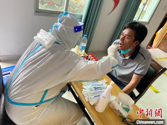 霞浦县水门乡医护人员用冰块冰敷肩颈疼痛位置。　霞浦县融媒体中心 供图