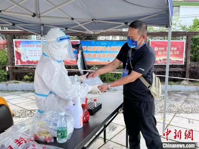 工作人员递上冰板给“大白”防暑降温。　霞浦县融媒体中心 供图