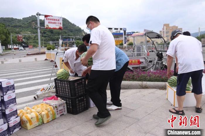 爱心人士送上冰镇西瓜给“大白”防暑降温。　霞浦县融媒体中心 供图