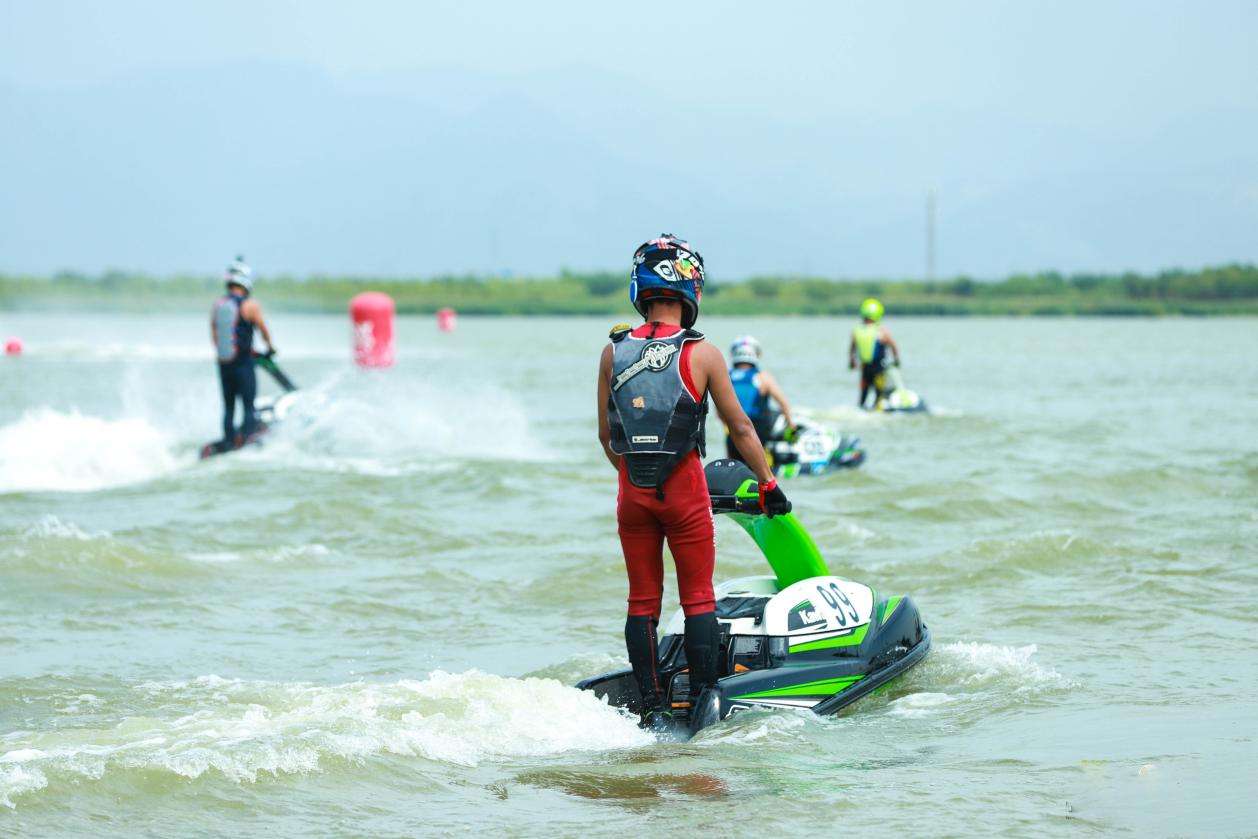 2022中国摩托艇联赛在宁夏沙湖开赛