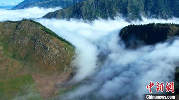 新疆喀纳斯景区现云海景观犹如仙境