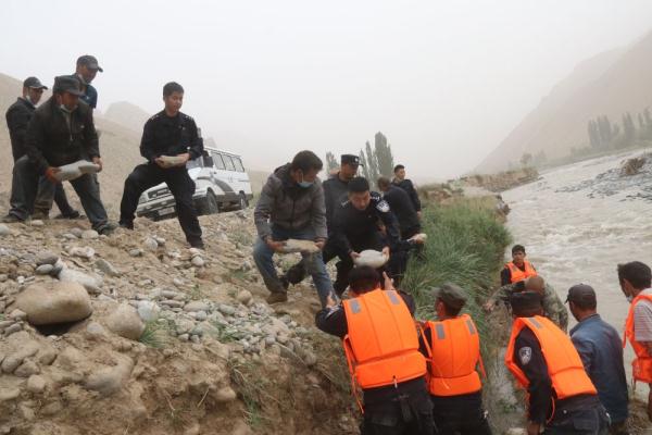 新疆和田融雪性洪水冲毁道路 民警紧急救援