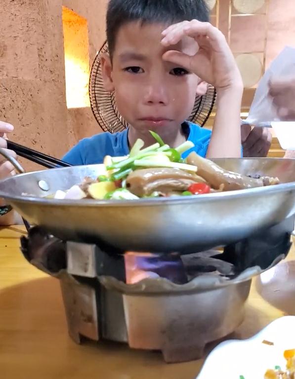 广东8岁男孩来湖南旅游被辣哭，爸爸的回应亮了