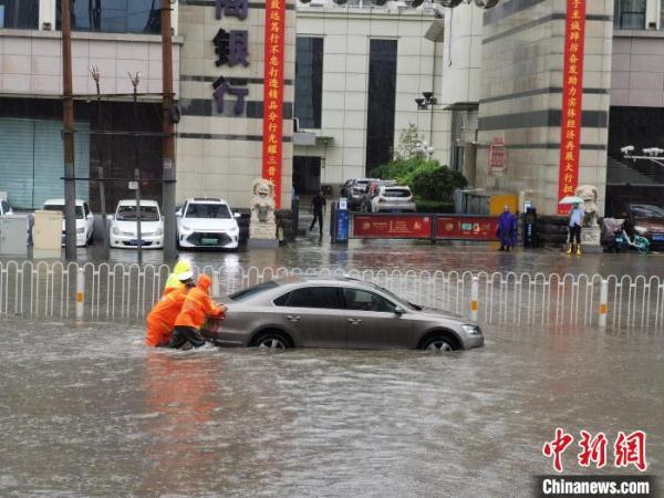 山西太原城乡管理系统出动人员2260人次应对强降雨