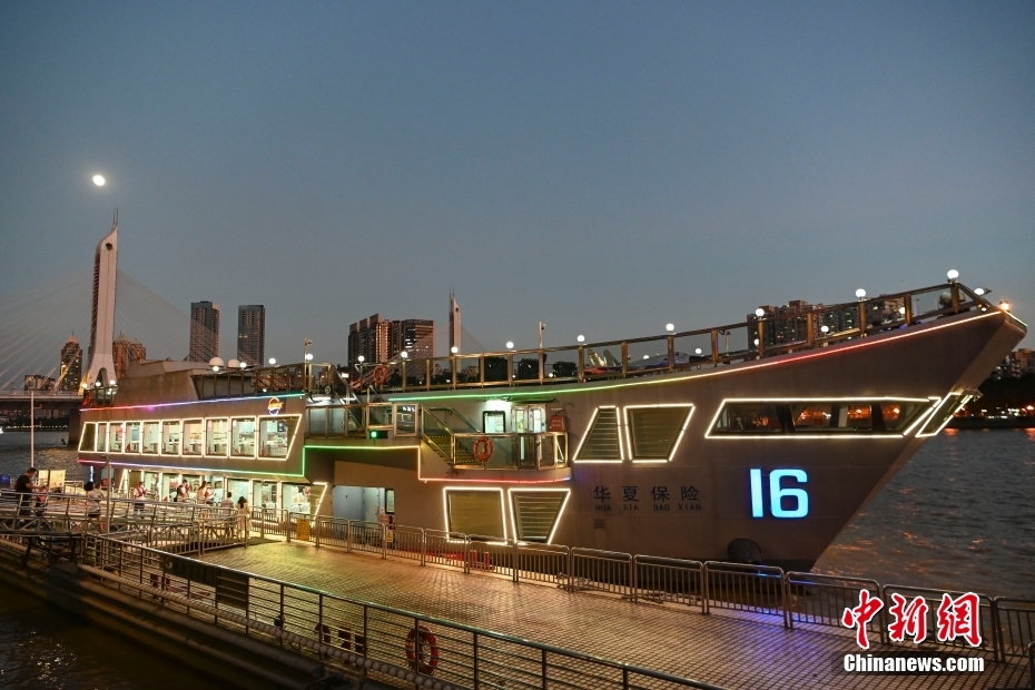 广州一艘观光船霸气外露 以航空母舰为外观设计主题