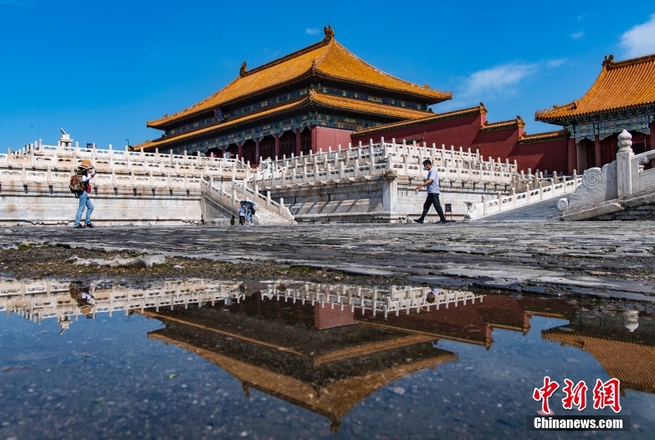 北京雨后“镜像”故宫 倒影如天空之境