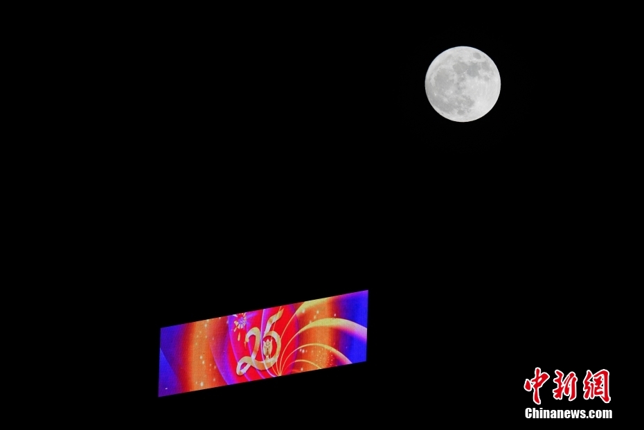 江西南昌夜空出现“超级月亮”