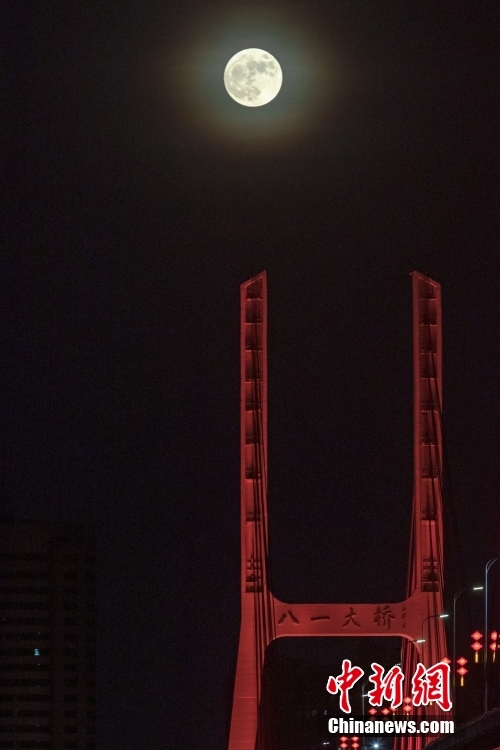 江西南昌夜空出现“超级月亮”