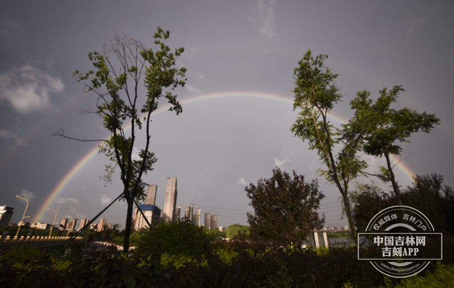临近傍晚 吉林长春上空出现雨中“彩虹”