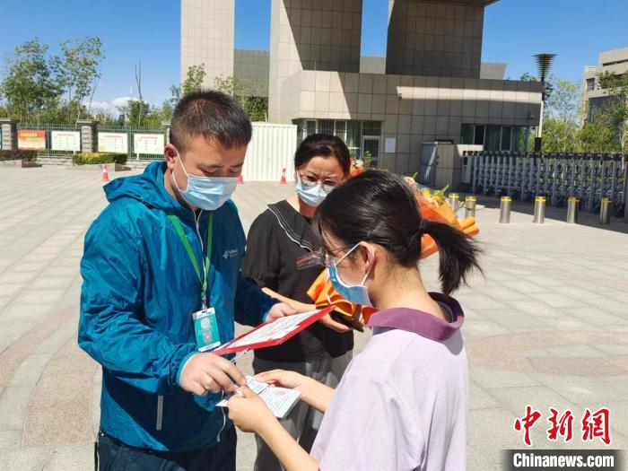 2022年新疆高考首封录取通知书已送达考生手中