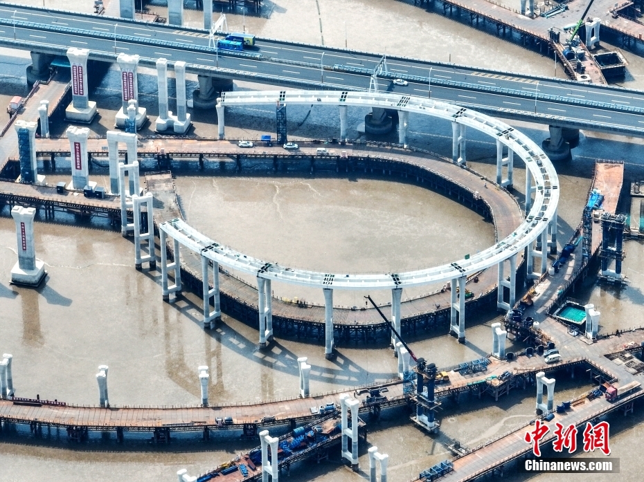 浙江宁波：鸟瞰亚洲最大的海上互通进行匝道架梁