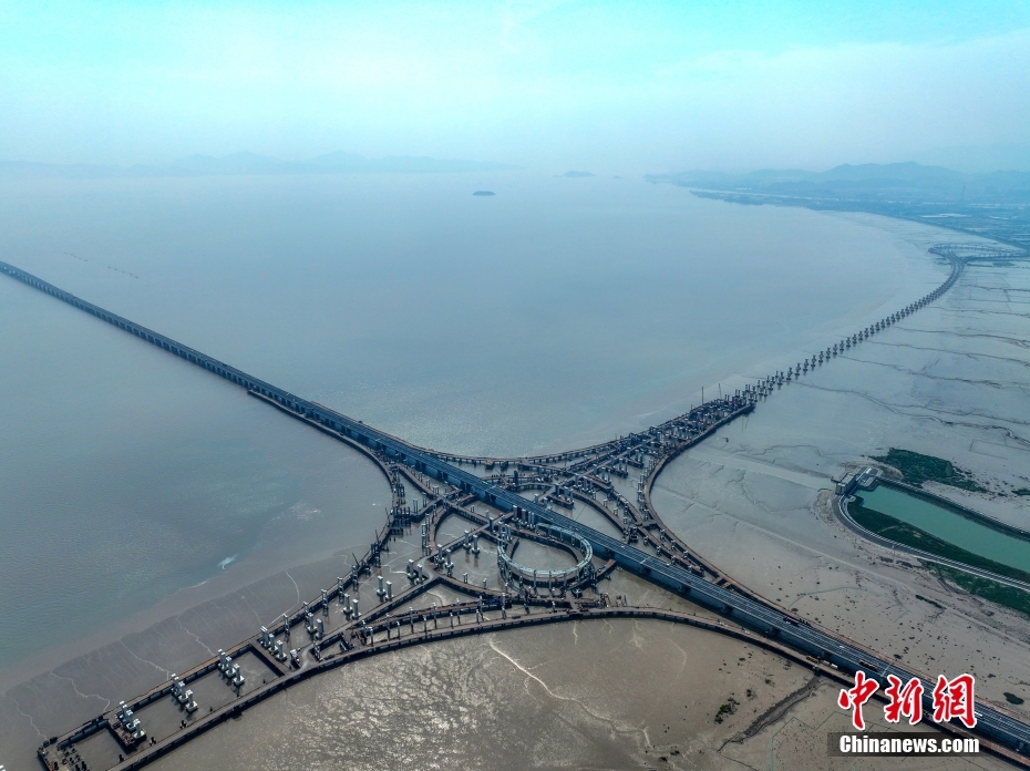 浙江宁波：鸟瞰亚洲最大的海上互通进行匝道架梁