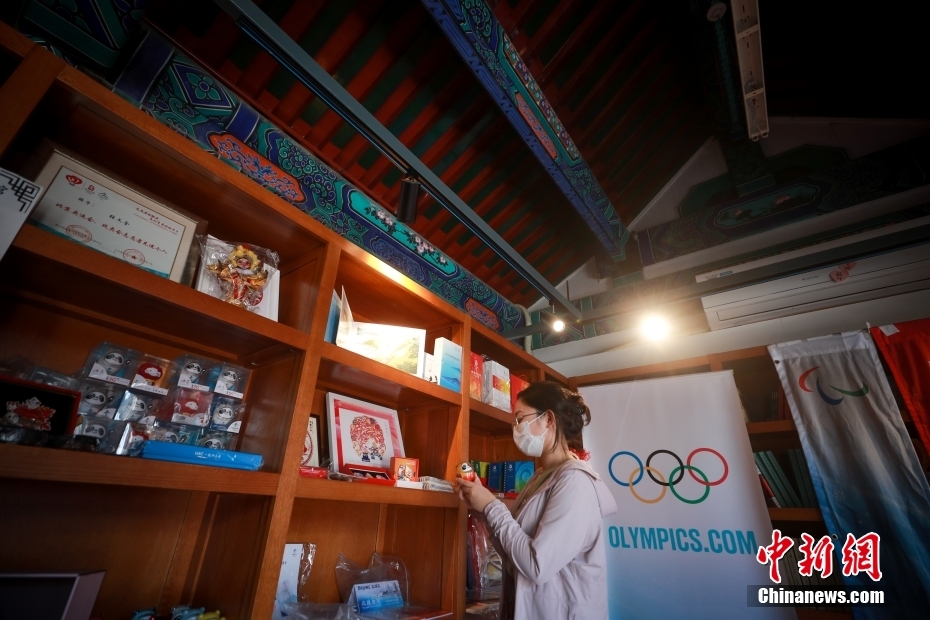 北京市民胡同内观看奥运收藏展
