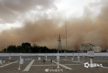 遮天蔽日！青海沙尘暴巨大沙墙移动