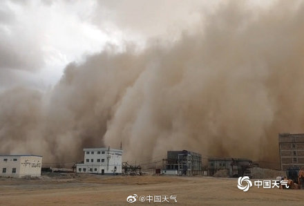 遮天蔽日！青海沙尘暴巨大沙墙移动