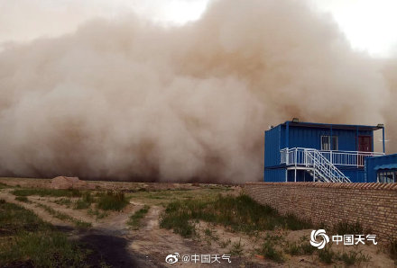 遮天蔽日！青海沙尘暴巨大沙墙移动