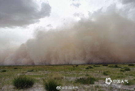 遮天蔽日！青海沙尘暴巨大沙墙移动