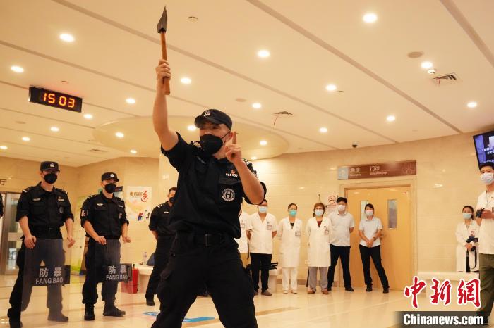 黄浦特警支队在第九人民医院黄浦分院开展防爆处突教学演练。　黄浦公安供图