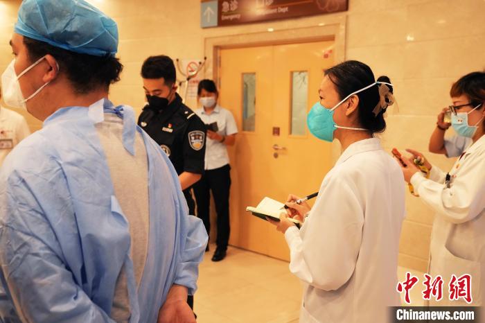 在第九人民医院黄浦分院，医护人员认真学习黄浦特警支队防爆处突教学演练过程。　黄浦公安供图