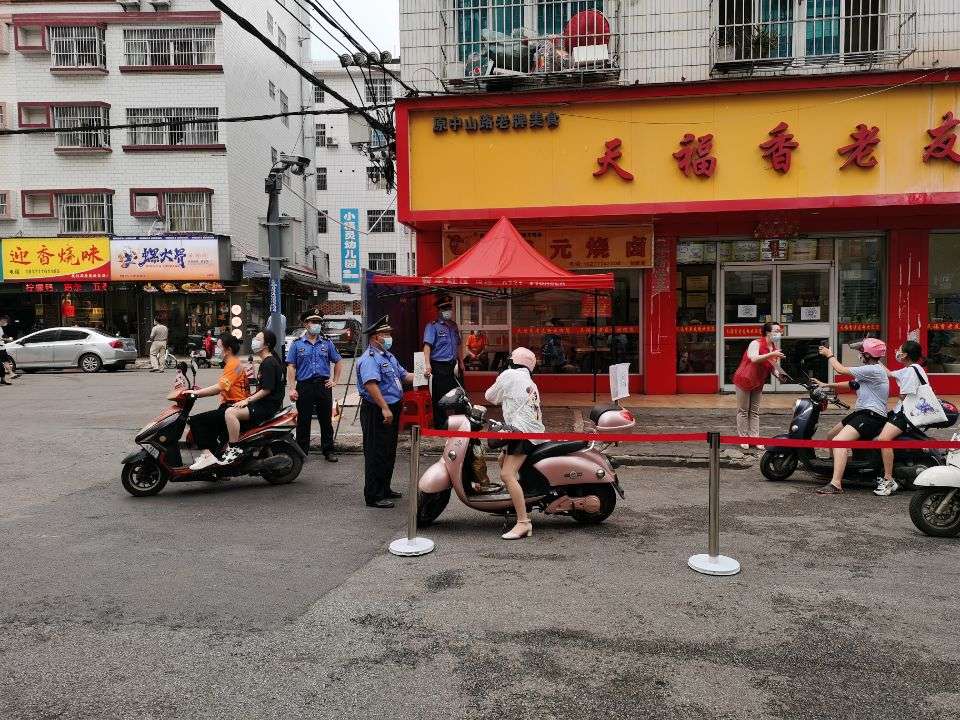 南宁：党员干部下沉社区 筑牢防疫“红色堡垒”