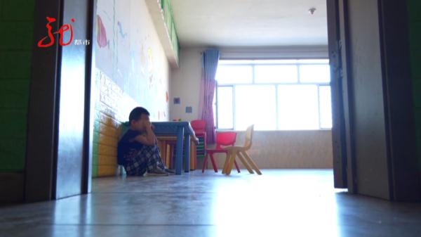 黑龙江一对小哥俩在幼儿园待了二十多天，“失联”爸爸终于露面