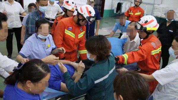 贵州一女子手臂不慎卷入衣物折叠机，消防紧急救援