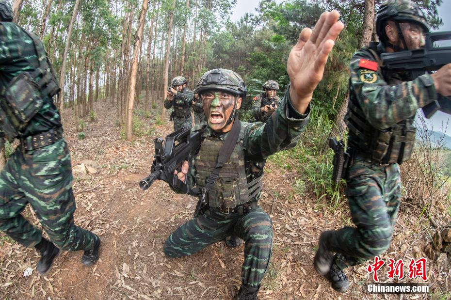 广西柳州武警特战队员开展野外反恐演练