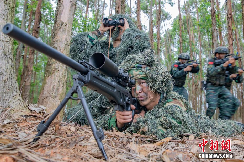 广西柳州武警特战队员开展野外反恐演练