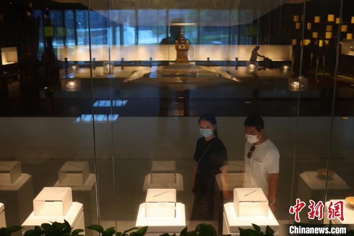 市民和游客在南京大报恩寺遗址内参观。　泱波 摄