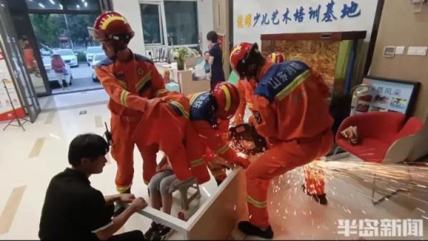 青岛2岁男童贪玩被卡住， 消防：熊孩子花式闯祸，7月已施救25起！