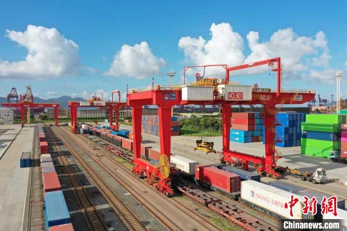 宁波舟山港今年集装箱吞吐量已超2000万箱