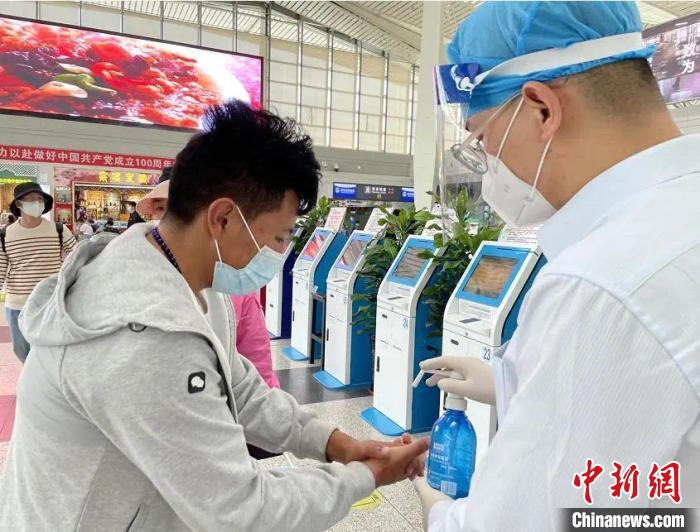 西宁机场为来青旅客提供免费采样核酸检测服务