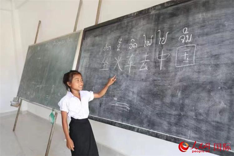 老挝琅勃拉邦省香恩县博喔村的小学生学习汉语。人民网记者 孙广勇摄