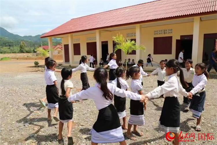 老挝琅勃拉邦省香恩县博喔村的小学生在做游戏。人民网记者 孙广勇摄