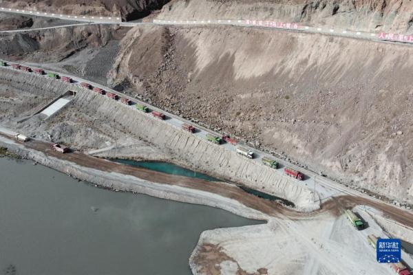 国家重大水利工程新疆大石峡水利枢纽大坝填筑至1500米高程
