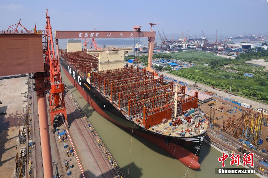 全球最大装箱量集装箱船在上海出坞