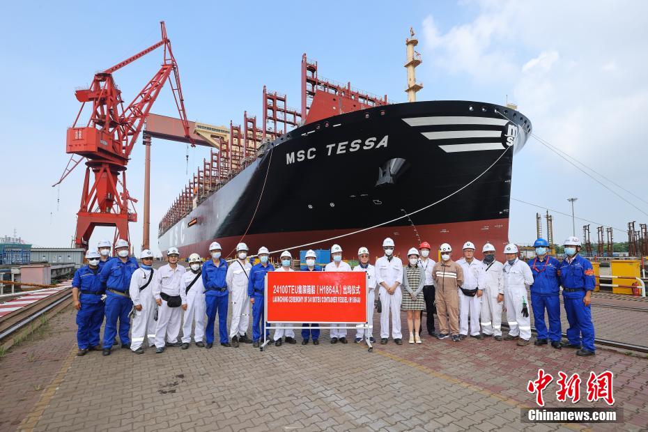 全球最大装箱量集装箱船在上海出坞