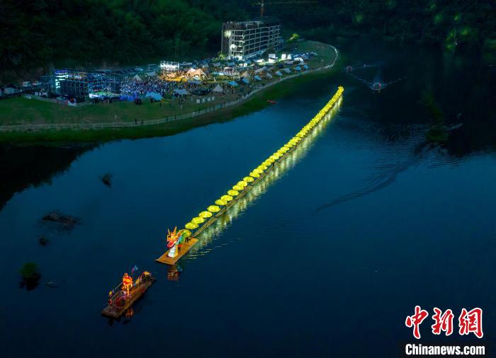 在安徽宁国青龙乡西津河上，一条由20张竹筏组成的190米金色“巨龙”在西津河中游弋而过。　李晓红 摄
