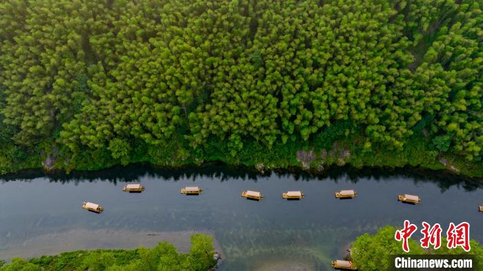 8月1日，在安徽宁国西津河上，游客们乘坐竹筏，畅享绿水青山。　李晓红 摄