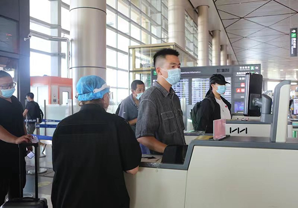 哈尔滨迎来旅游旺季 机场单日旅客吞吐量超5万人次