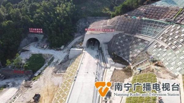 贵南高铁广西段44座隧道已贯通43座，本月中即将铺轨