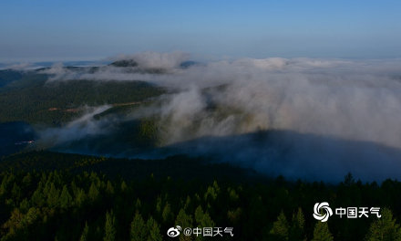 内蒙古大兴安岭雾气蒸腾 与山峦森林相衬仿若水墨画