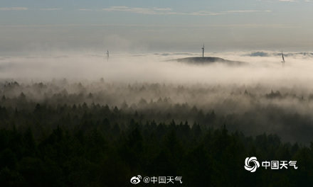 内蒙古大兴安岭雾气蒸腾 与山峦森林相衬仿若水墨画